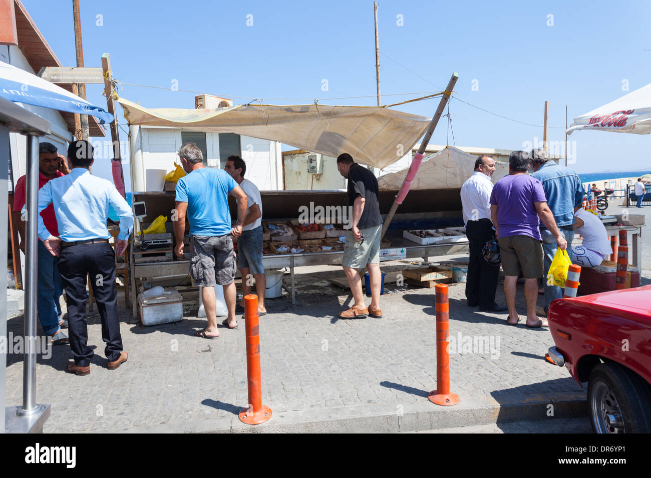 Fischmarkt auf den Straßen von Heraklion Hafen, Insel Kreta, Griechenland Stockfoto