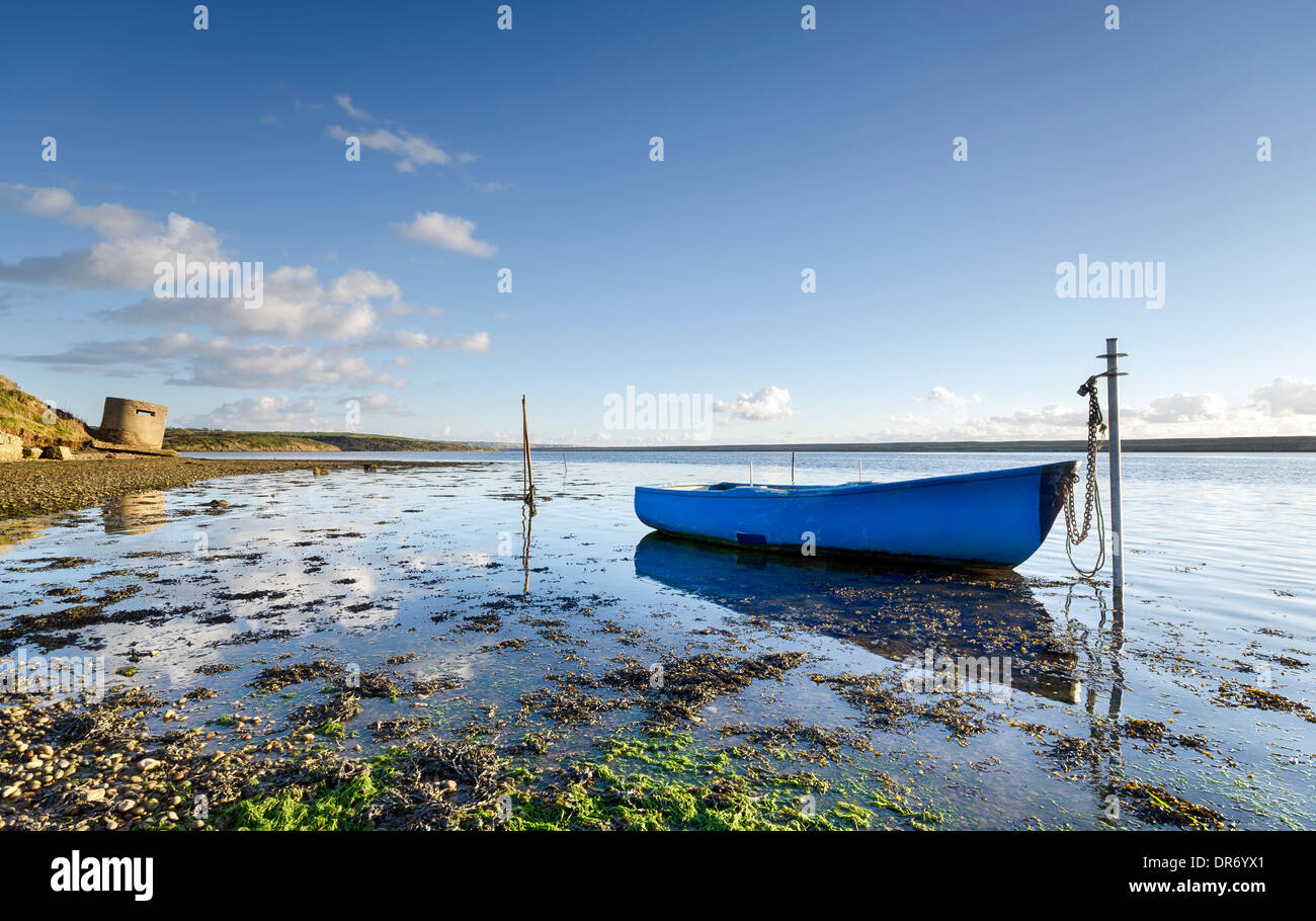 Blaues Boot der Flotte Lagune in der Nähe von Weymouth in Dorset Stockfoto