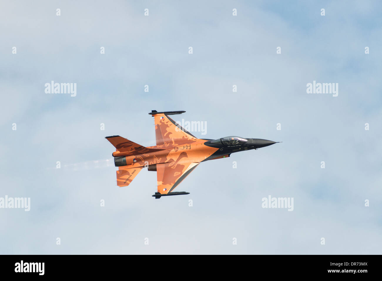 Lockheed Martin F-16 Kampfjet der Royal Netherlands Air Force drin fällt auf orange Lackierung zeigt bei der RIAT 2013 Stockfoto