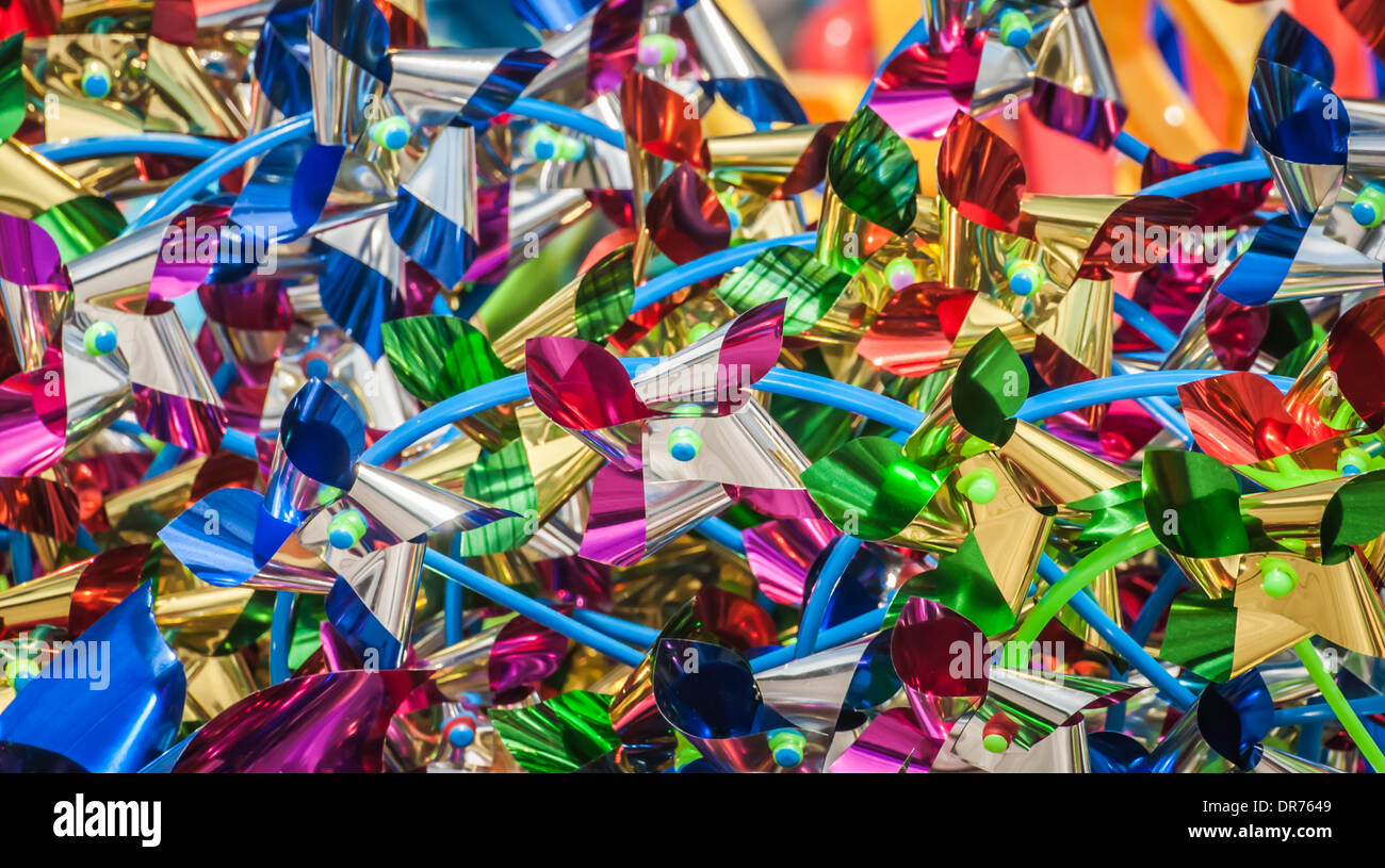 Bunte Windräder Hintergrund. Stockfoto