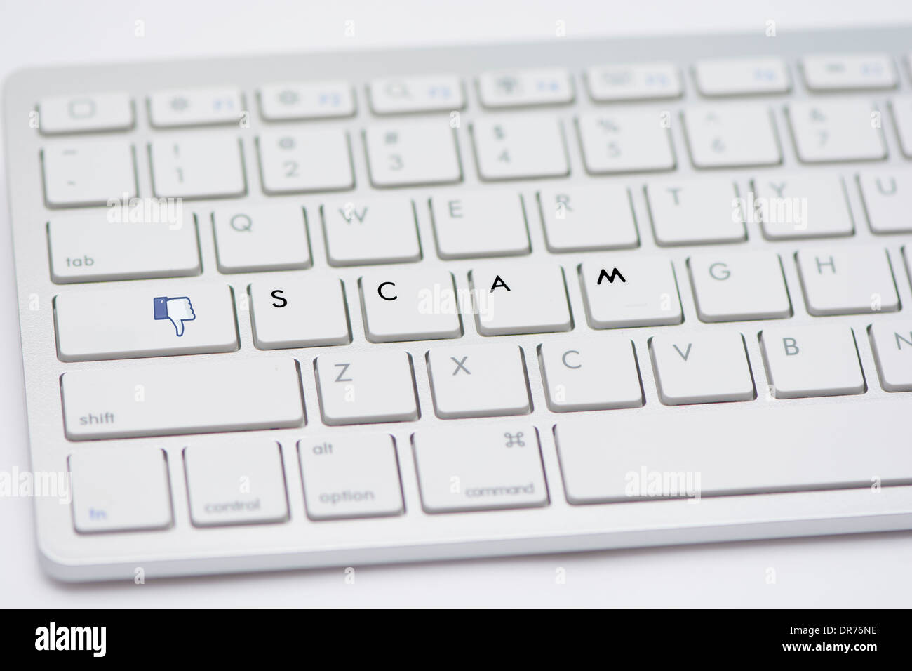 Computer Tastatur mit Buchstaben des Arbeit Betrugs und Abneigung Taste isoliert auf einem weißen Studio-Hintergrund Stockfoto