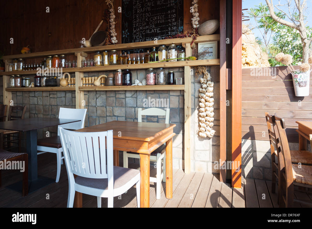 Traditionell eingerichtete Restaurant im mediterranen Stil in Kalamaki Küste, Insel Kreta, Griechenland Stockfoto