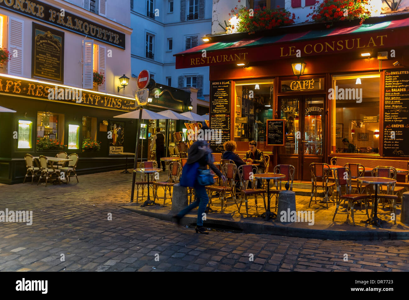 Abenddämmerung in Montmartre Paris france.restaurants Cafés Montmartre paris.narrow Straßen im 18. Arrondissement von Paris. Stockfoto