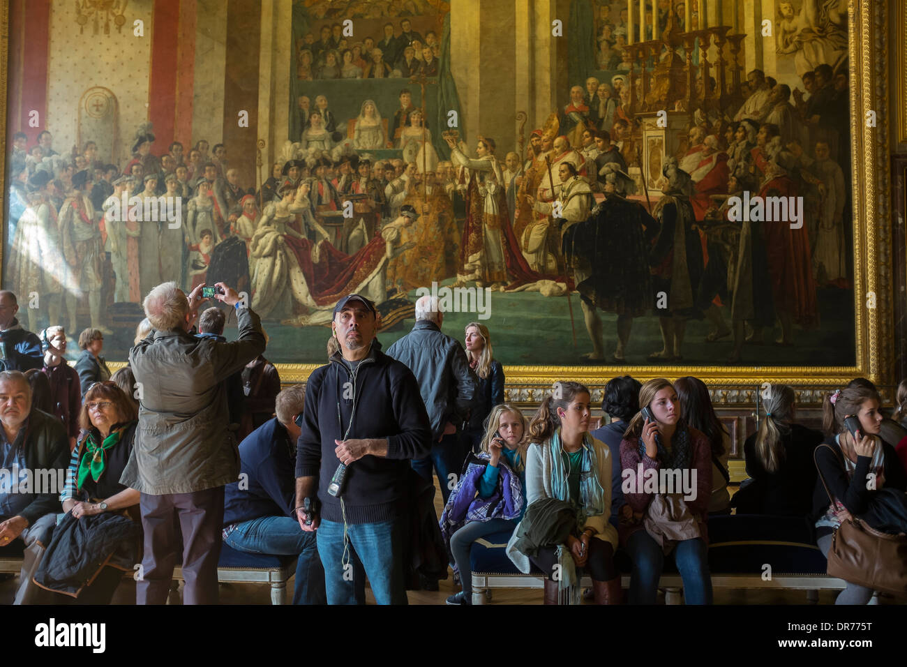 Besucher genießen die Krönung Napoleons von Jacques Louis David in Versailles Paris Frankreich. Stockfoto