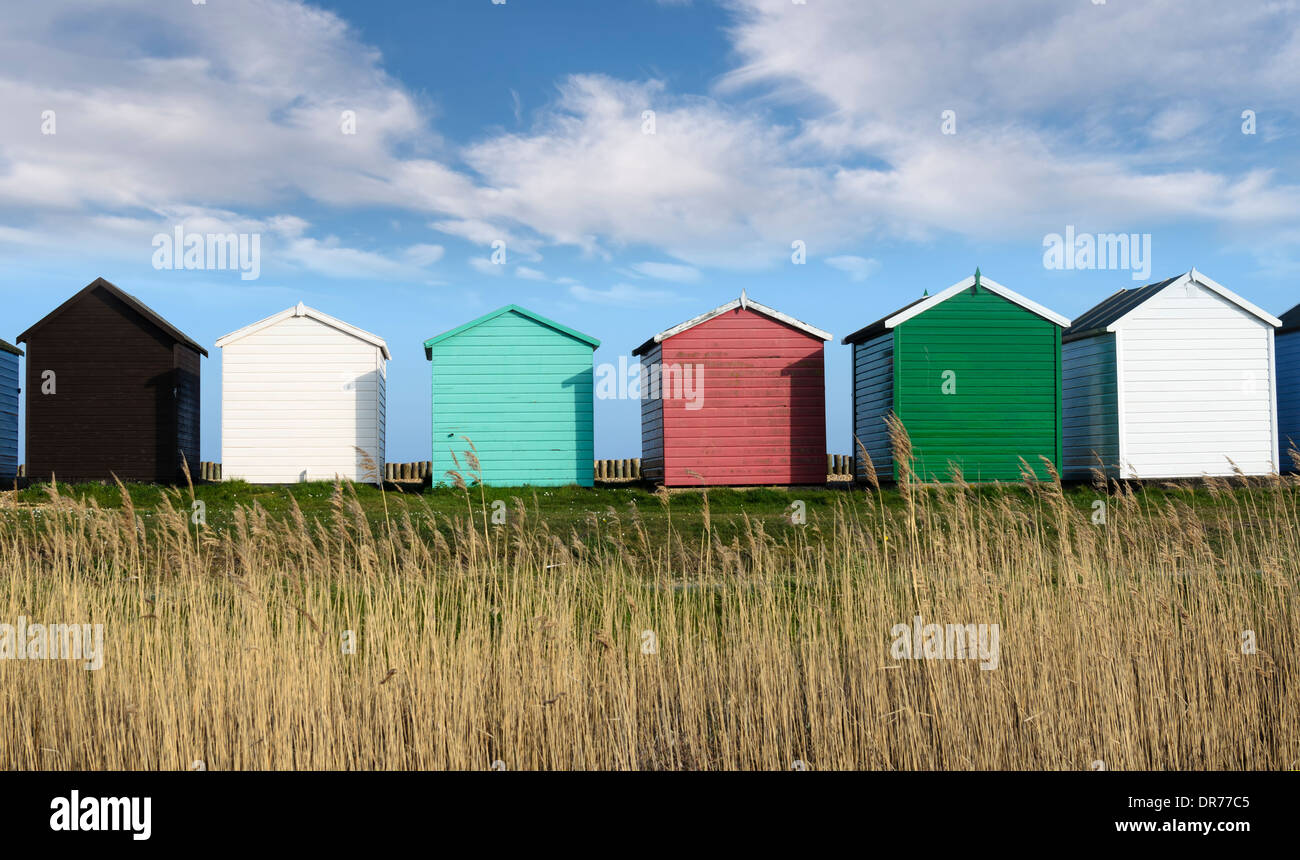 Bunte Strandhäuschen am Calshot auf dem Solent in der Nähe von Southampton, Hampshire Stockfoto