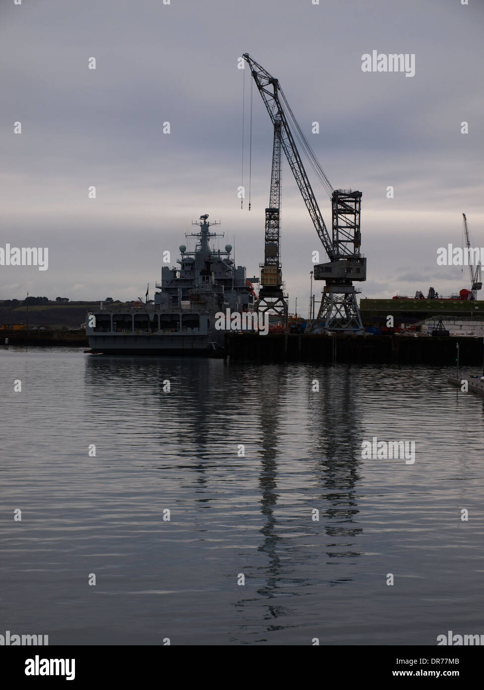 Kran über Marineschiff, Falmouth Docks, Cornwall, UK Stockfoto