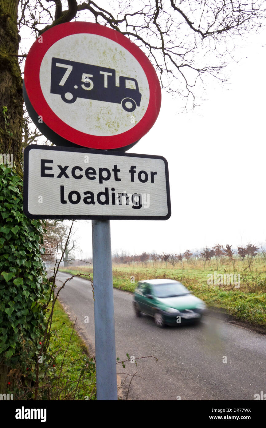 LKW Gewicht begrenzen Zeichen auf Landstraße lane Stockfoto