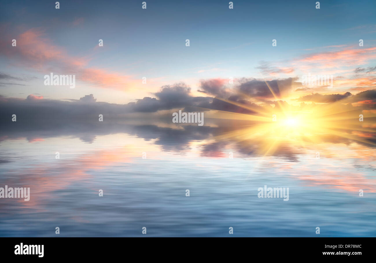 Sonnenuntergang über dem Wasser reflektiert Himmel Stockfoto