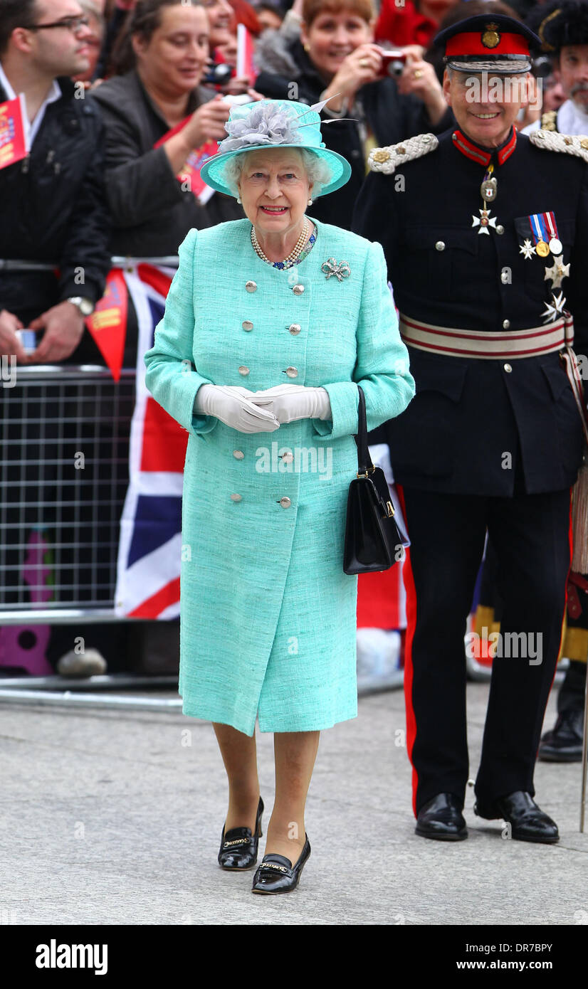 Königin Elizabeth II kommt am Markt Platz als Teil von ihr Jubiläum besuchen Nottingham, England - 13.06.12 Stockfoto