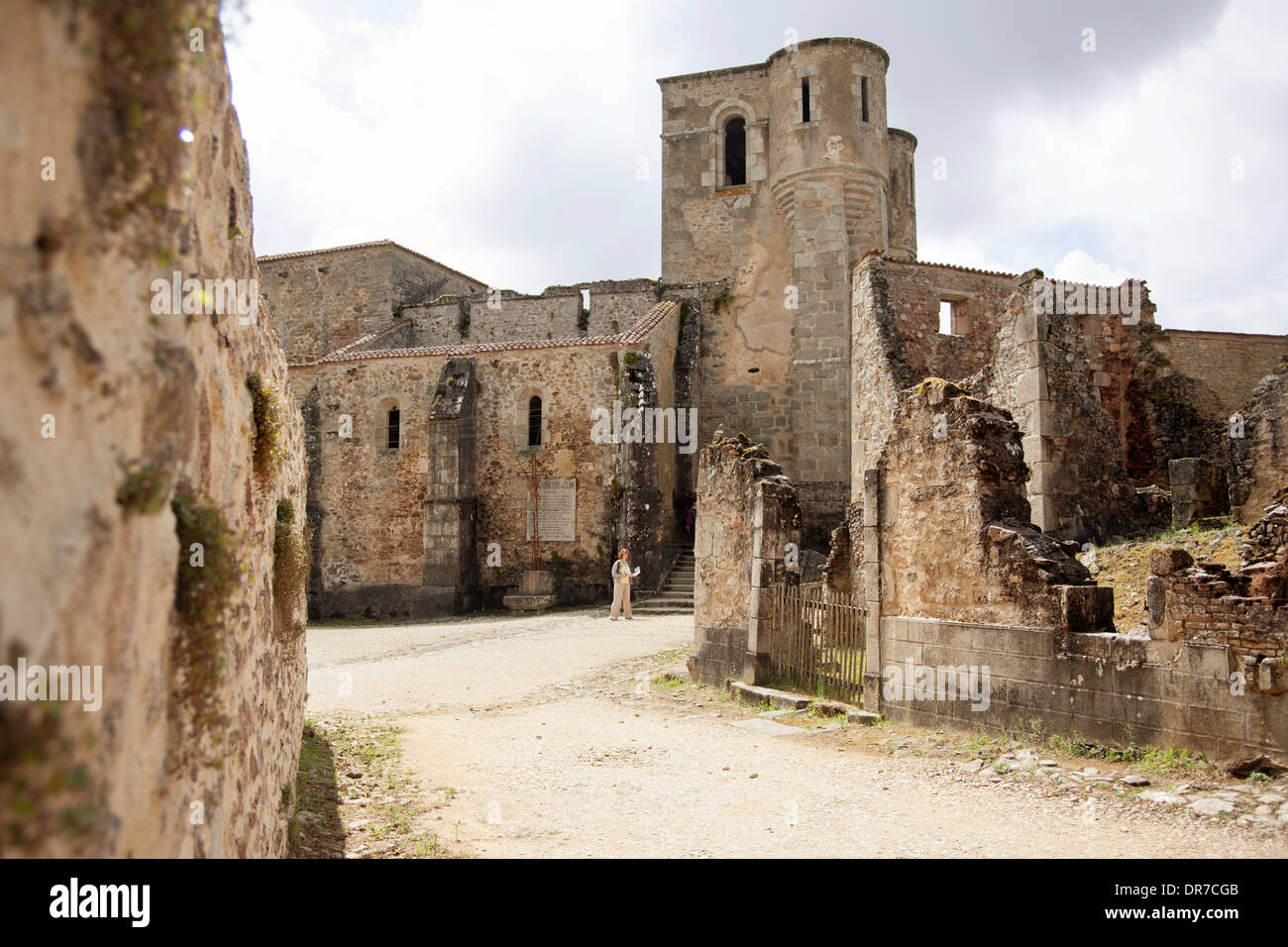 Zerstörte Kirche und Gebäude in Oradure-Sur-Glane Frankreich Website von WWII Massaker an den Einwohnern der Stadt durch deutsche SS-Soldaten Stockfoto