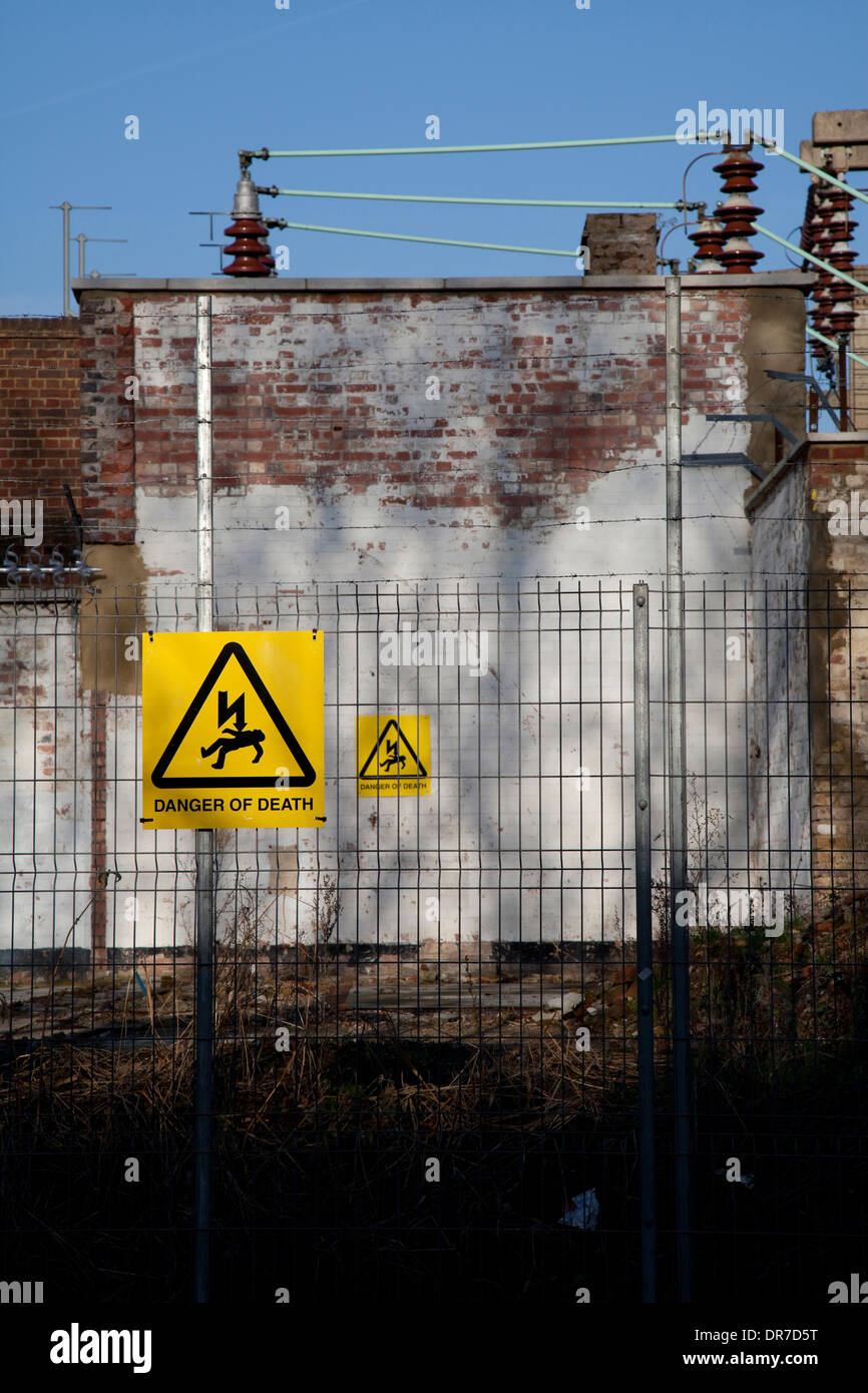 Gefahr des Todes Zeichen außerhalb eines Strom-Sub-Station. Stockfoto