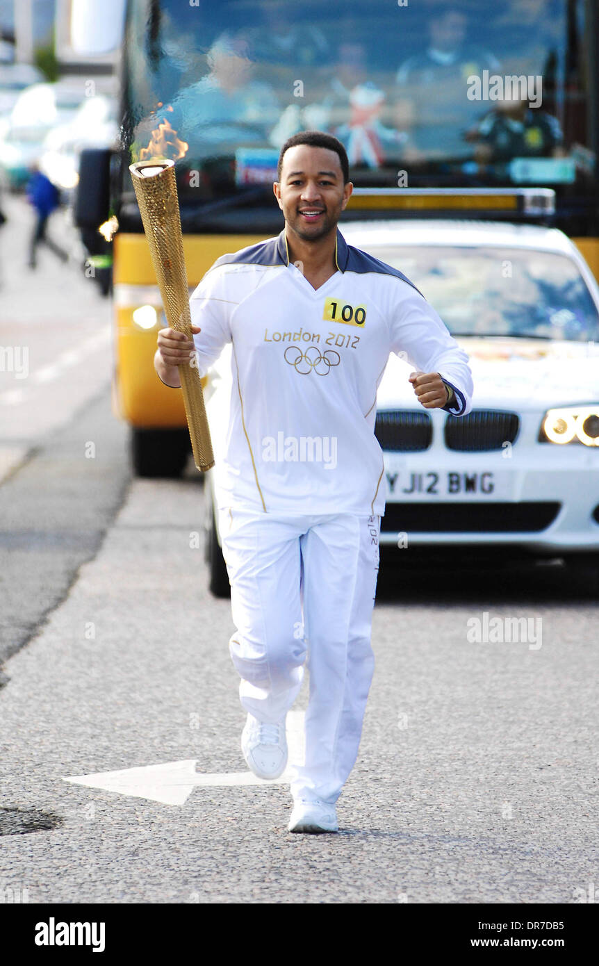 Sänger John Legend trägt die Olympische Fackel während der London 2012 Olympischen Fackellauf. Das Olympische Feuer ist jetzt am Tag 26 eines 70-Tage-Relais mit 8.000 Fackelträger für 8.000 Meilen. Edinburgh, Schottland - 13.06.12 Stockfoto