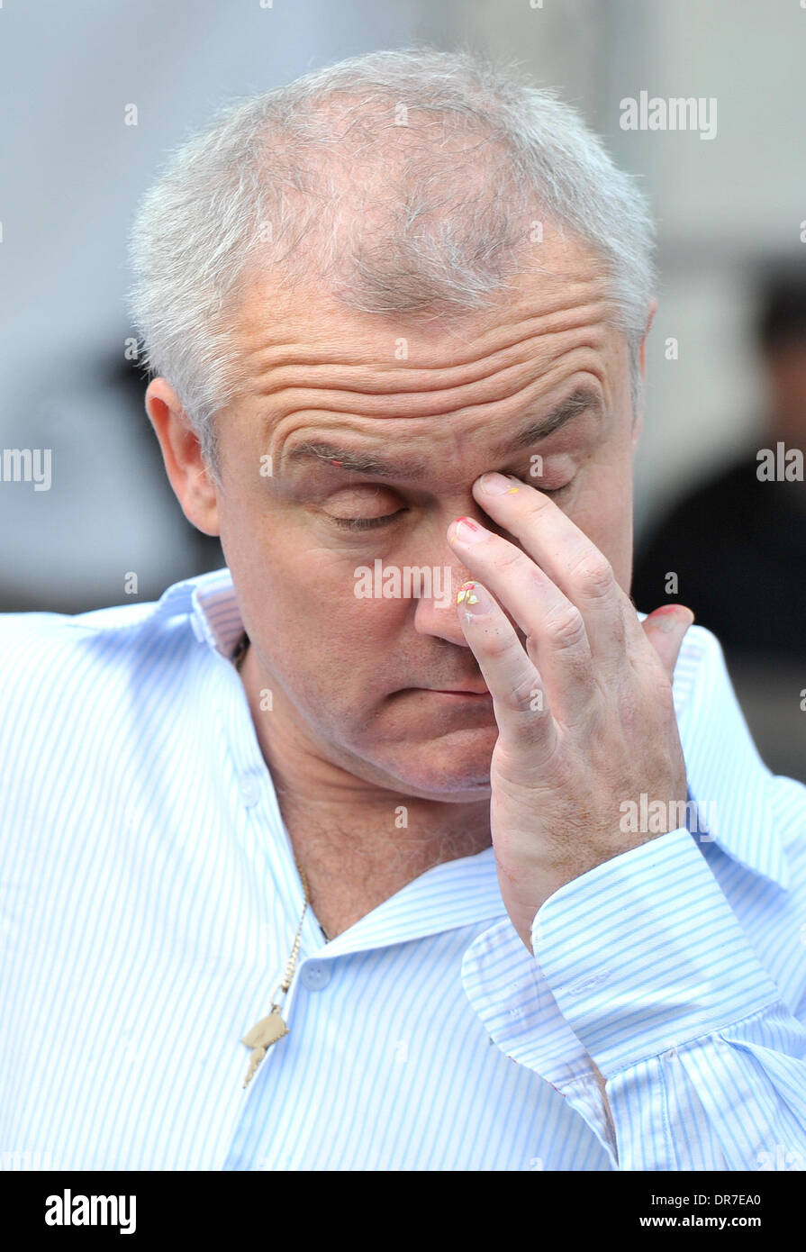 Damien Hirst Überwachung der lokalen Schulkindern ein Spin-Gemälde in Covent Garden zu erstellen. London, England - 14.06.12 Stockfoto