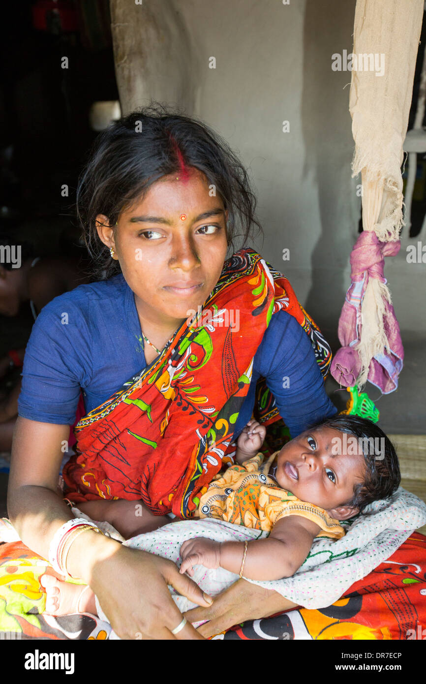 Eine Mutter und junge Baby ist Aufenthaltskosten Landwirt in den Sunderbans, Ganges, Delta, Indien, im Bereich sehr tief liegend und gefährdeten t Stockfoto