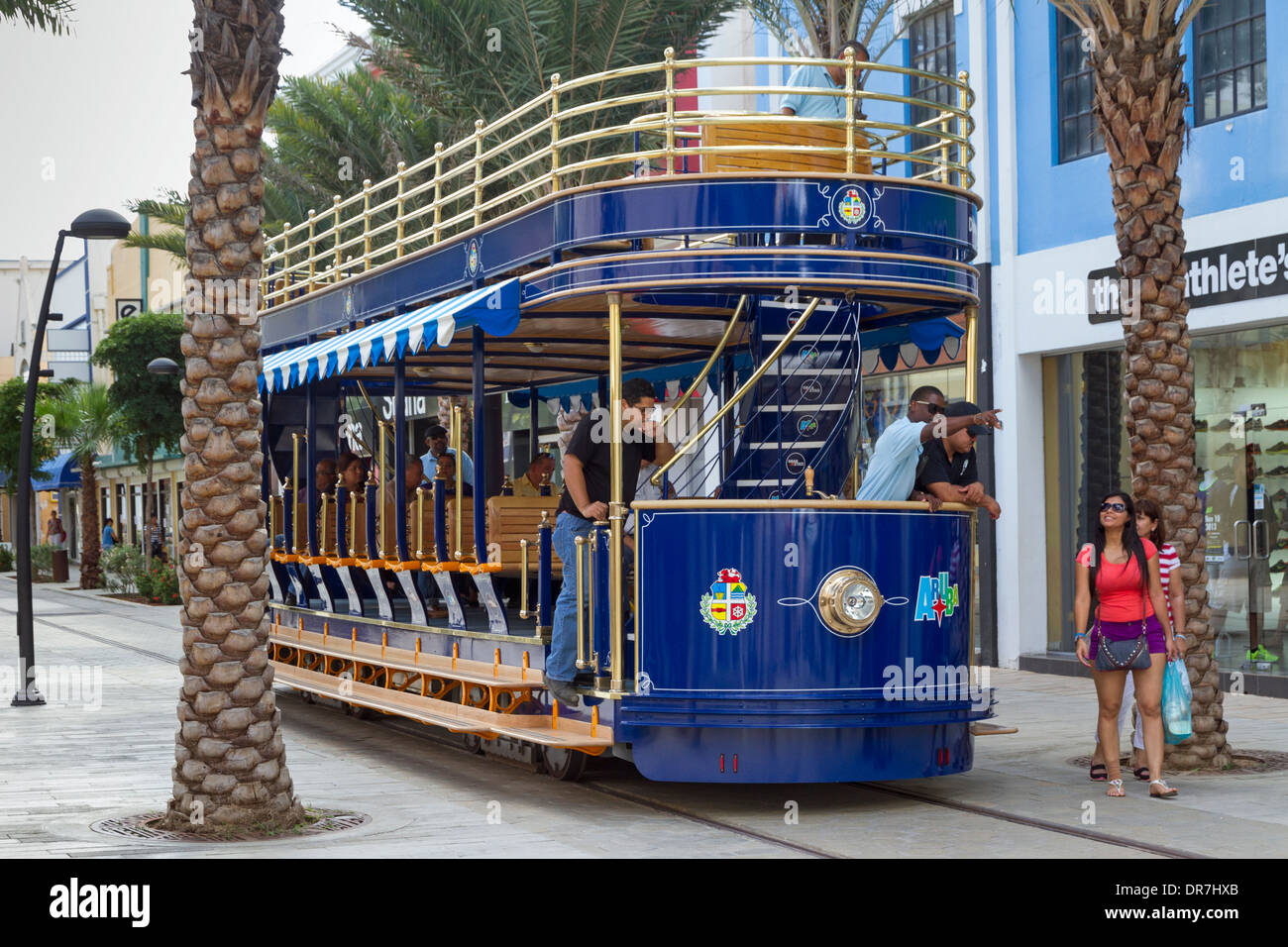 Straßenbahn-Dirigent leitet Touristen in Oranjestad, Aruba Stockfoto