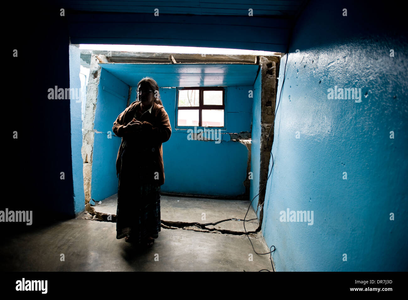 Olga Aquilar, 49, von San Jose El Recreo, San Marcos in ihrem Haus, das von einem 7.4 Erdbeben zerstört wurde, die Guatemala getroffen. Stockfoto Olga Aquilar, 49, von San Jose El Recreo, San Marcos in ihrem Haus, das von einem 7.4 Erdbeben zerstört wurde, die Guatemala getroffen. Stockfoto