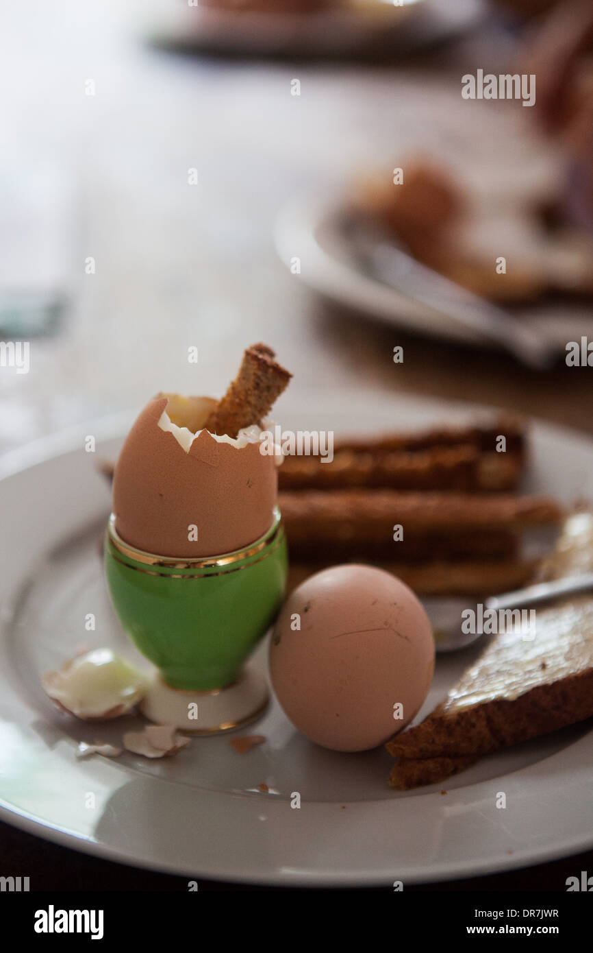 Eiern, gekochten Eiern, Frühstück, Morgen, Soldaten, grünen Eierbecher, toast Stockfoto