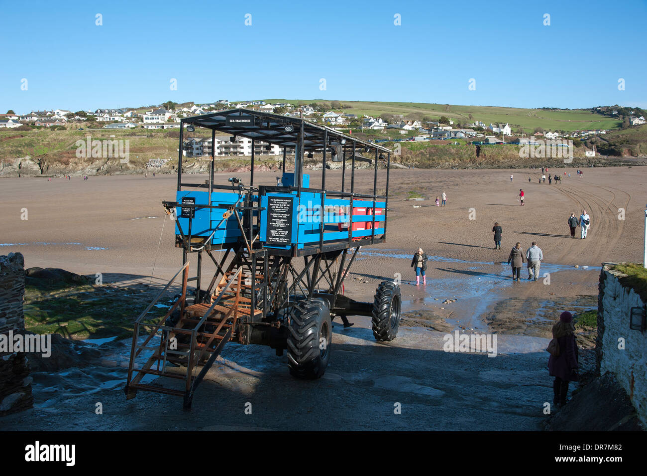 Meer-Traktor transportiert Hotelgäste zum und vom Burgh Island Hotel South Devon UK Stockfoto