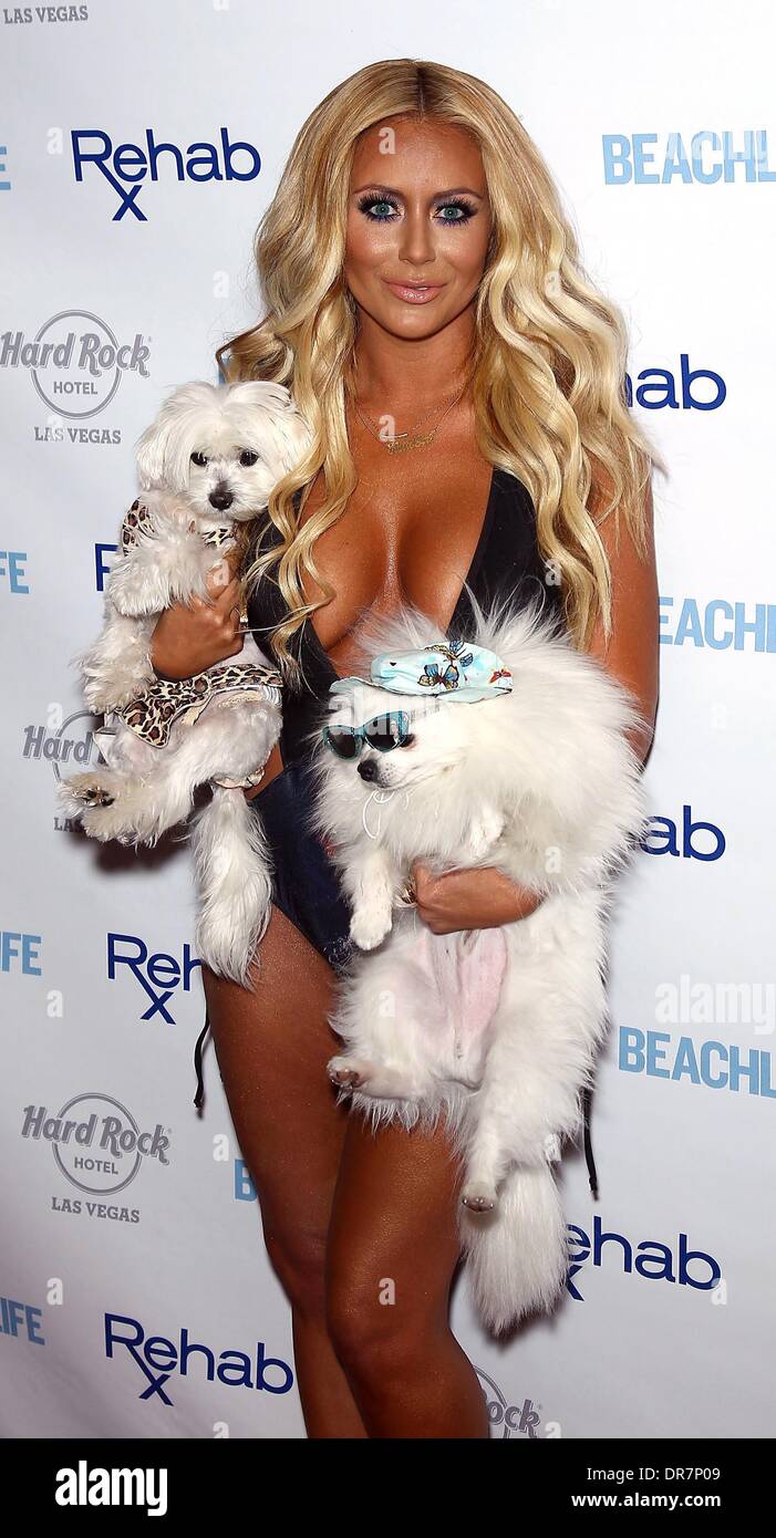 Fernseh-Persönlichkeit Aubrey O' Day mit ihrem Haustier Hunde Mary Ann und Ingwer kommen für "Rehab" sonntags um das Hard Rock Hotel & Casino Las Vegas, Nevada - 17.06.12 Stockfoto