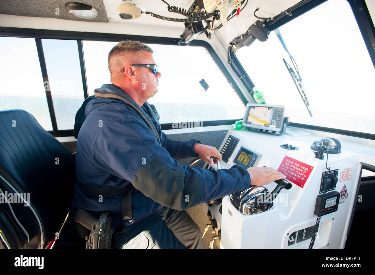 USA Department of Natural Resources Strafverfolgungsbeamte führen eines Bootes Patrouillen der Golf von Mexiko von Mississippi Stockfoto