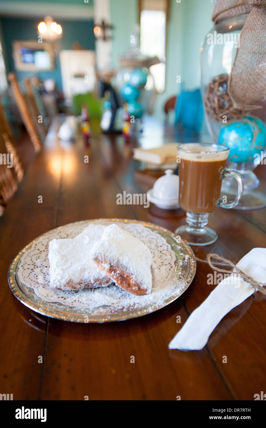 USA-Mississippi-MS-Biloxi Essen Essen - Le Cafe Beignet - Beignets mit Café au Lait kreolische Küche Donut angetrieben Edfu serviert Stockfoto