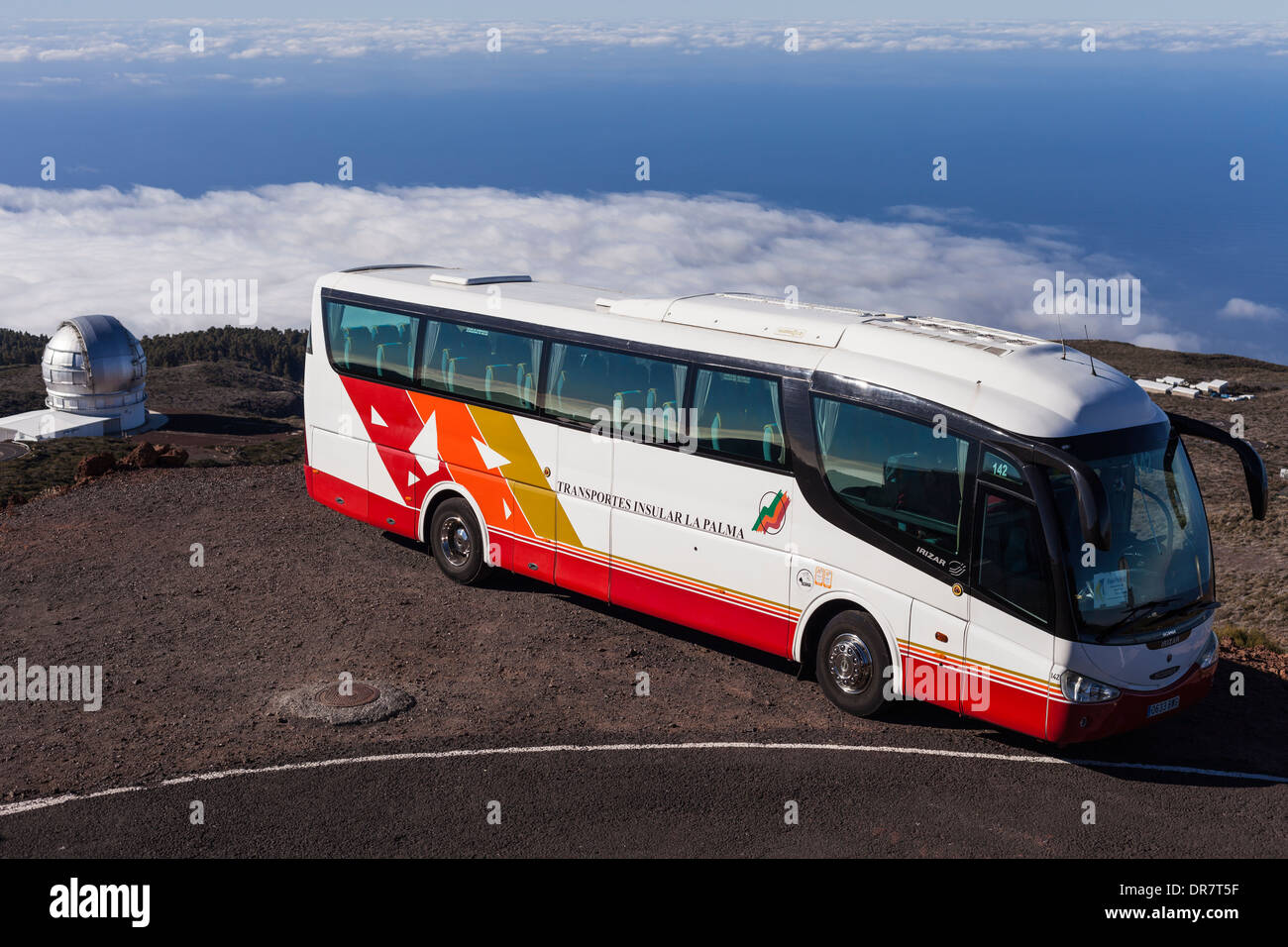 Busfahrt an den Teleskopen am Roque de Los Muchachos Astrophysik Observatorium auf La Palma, Kanarische Inseln, Spanien. Stockfoto