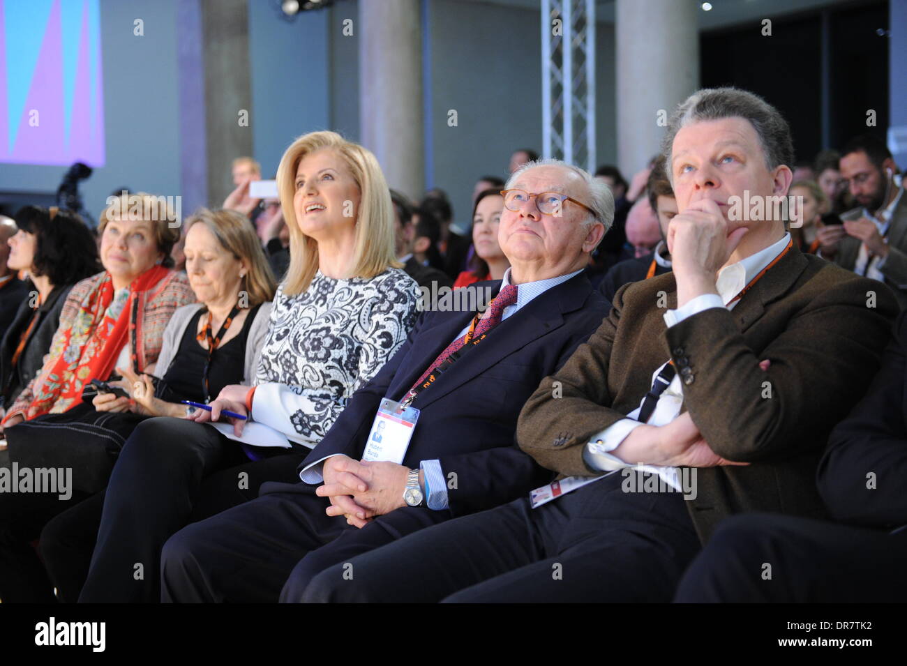 München, Deutschland. 21. Januar 2014. München/Deutschland - Januar 21: Arianna Huffington (Huffington Post), Dr. Hubert Burda und Dr. Paul-Bernhard Kallen (Hubert Burda Medien) folgen eine Podiumsdiskussion im Publikum während der Digital Life Design (DLD) Konferenz im HVB Forum am 21. Januar 2014 in München. DLD ist ein globales Netzwerk für Innovation, Digitalisierung, Wissenschaft und Kultur, Wirtschaft, kreativen und sozialen Führer, Meinungsbildnern und Einflussfaktoren für Crossover Unterhaltung und Inspiration verbindet. (Foto: picture-Alliance / Jan Haas) / Dpa/Alamy Live News Stockfoto