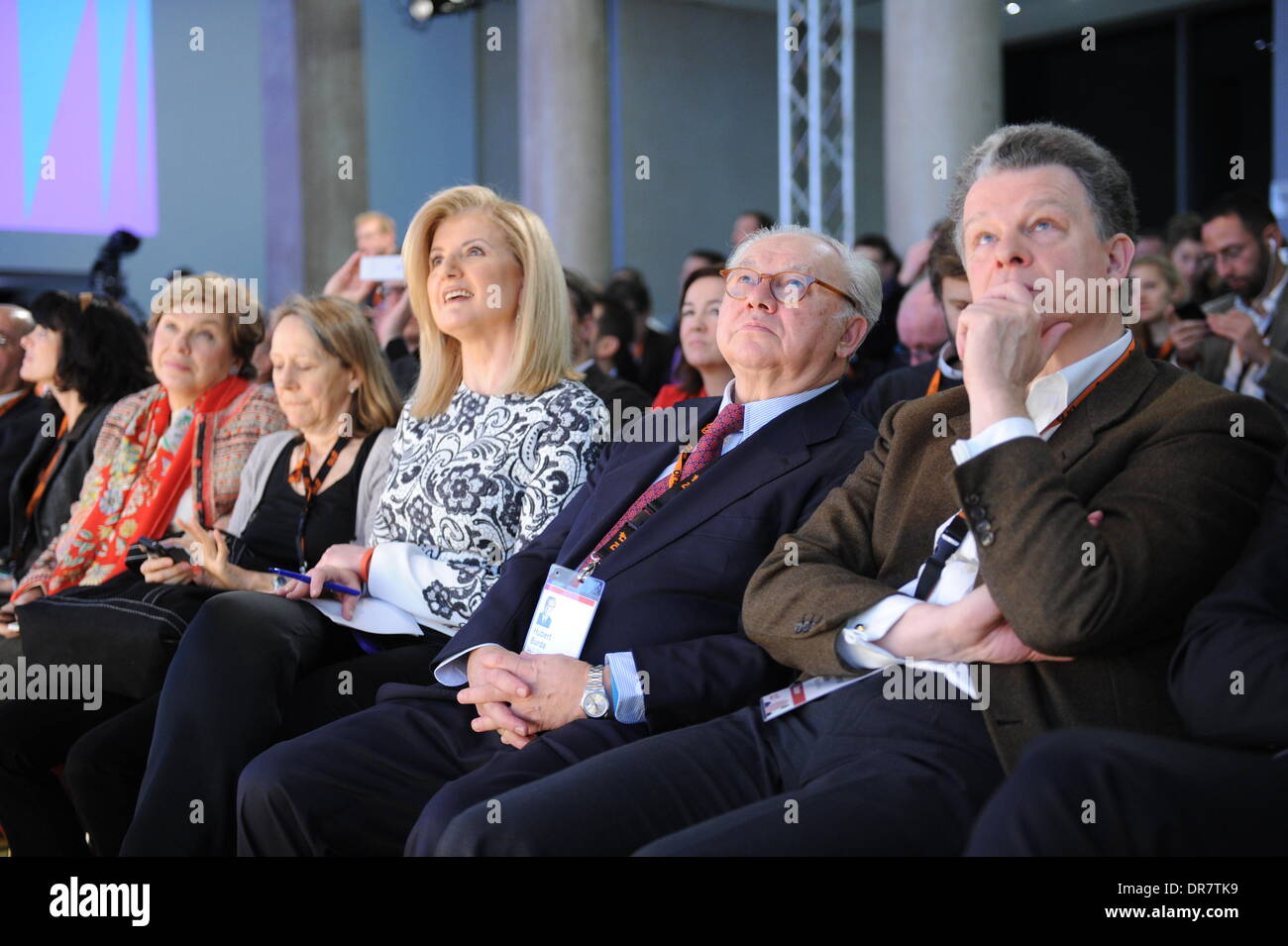 München, Deutschland. 21. Januar 2014. München/Deutschland - Januar 21: Arianna Huffington (Huffington Post), Dr. Hubert Burda und Dr. Paul-Bernhard Kallen (Hubert Burda Medien) folgen eine Podiumsdiskussion im Publikum während der Digital Life Design (DLD) Konferenz im HVB Forum am 21. Januar 2014 in München. DLD ist ein globales Netzwerk für Innovation, Digitalisierung, Wissenschaft und Kultur, Wirtschaft, kreativen und sozialen Führer, Meinungsbildnern und Einflussfaktoren für Crossover Unterhaltung und Inspiration verbindet. (Foto: picture-Alliance / Jan Haas) / Dpa/Alamy Live News Stockfoto