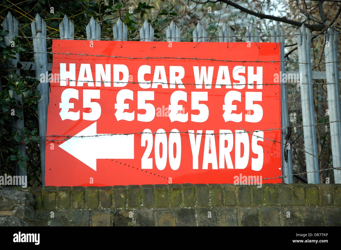 Maidstone, Kent, England, UK. Zeichen - Hand Car Wash 5 £ 200 Yards entfernt Stockfoto