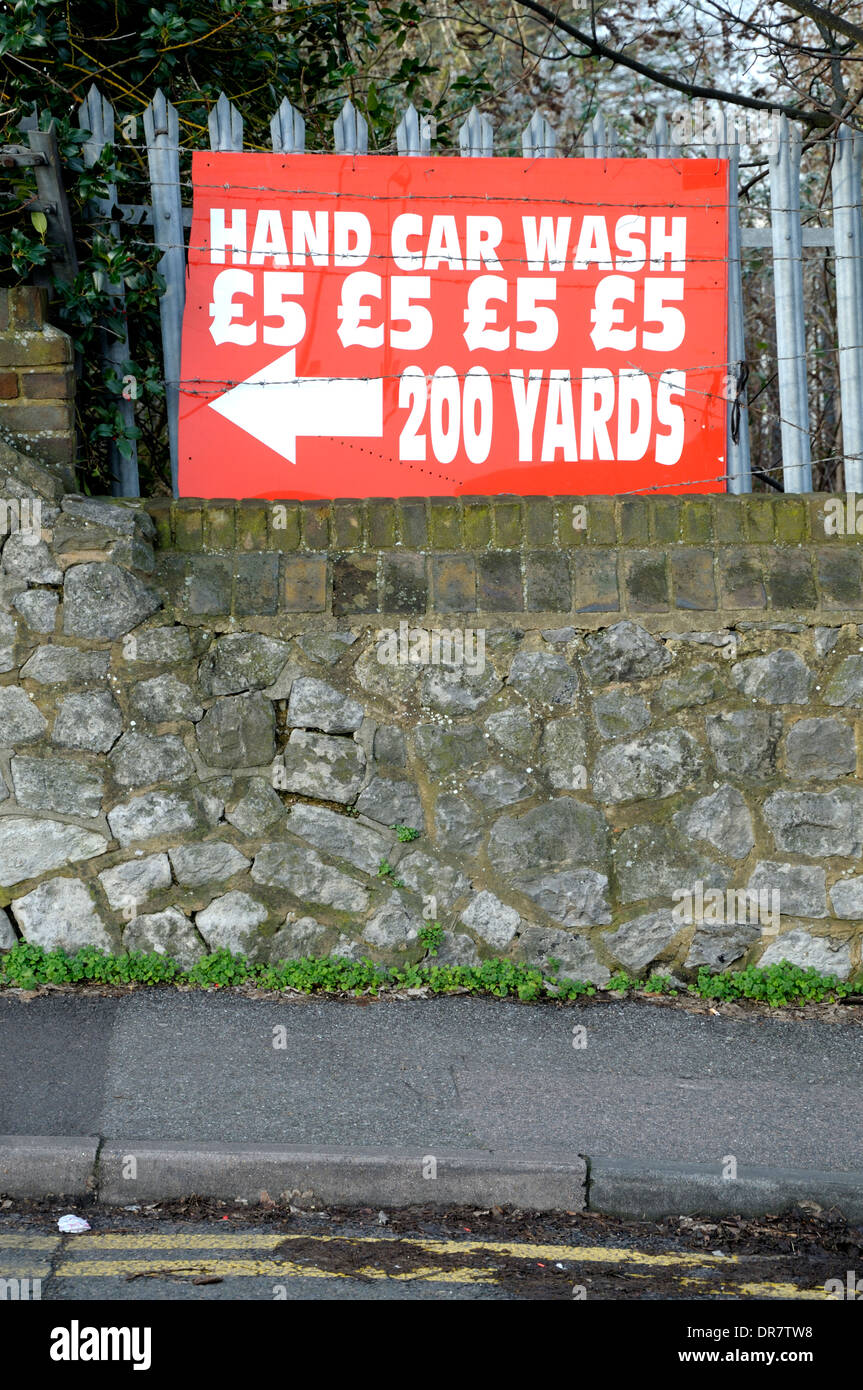 Maidstone, Kent, England, UK. Zeichen - Hand Car Wash 5 £ 200 Yards entfernt Stockfoto