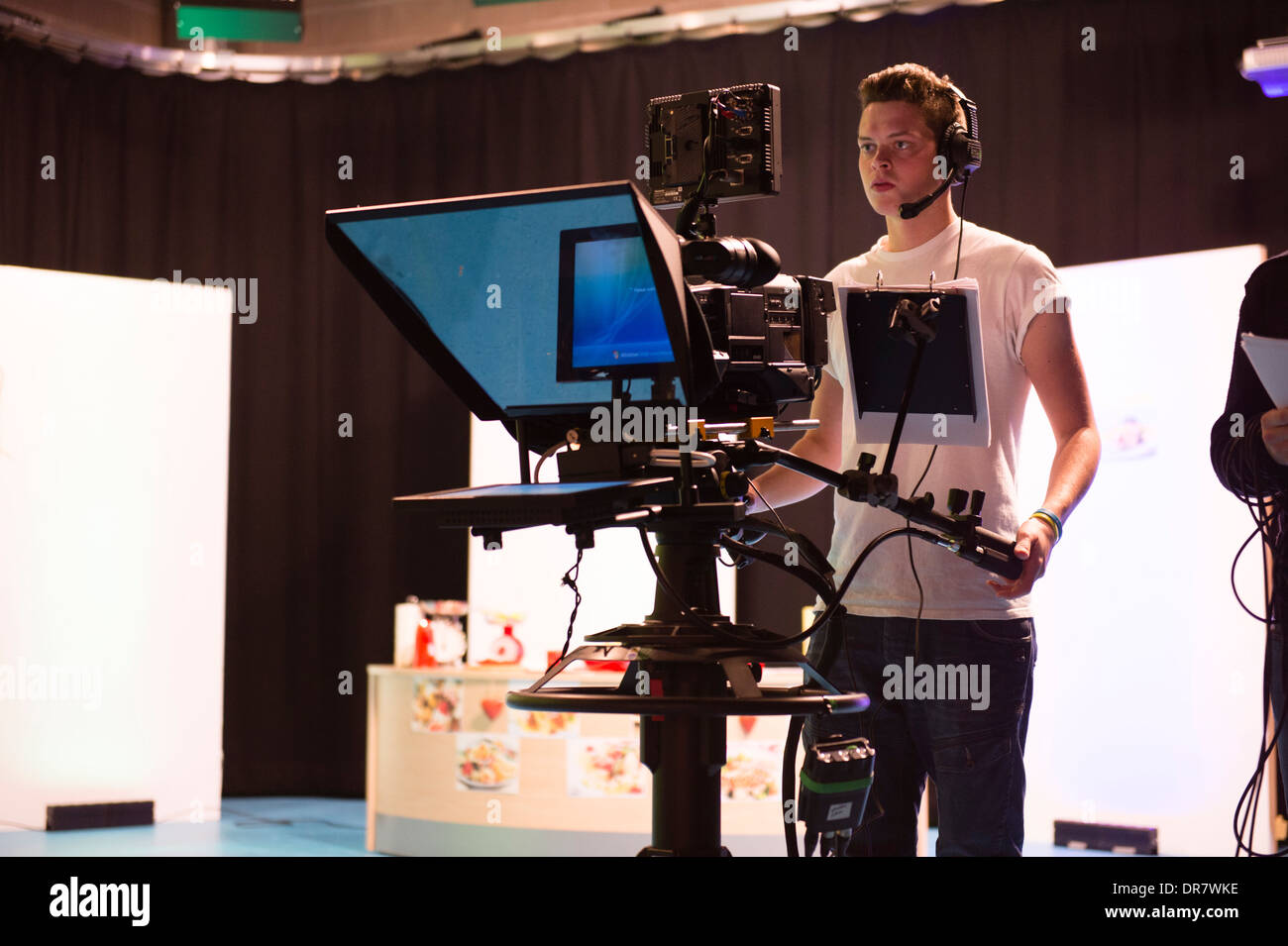 TV-Medien studiert Studenten im Studio produzieren eine 'live' tv Magazin Tagesprogramm an der Aberystwyth University UK Stockfoto