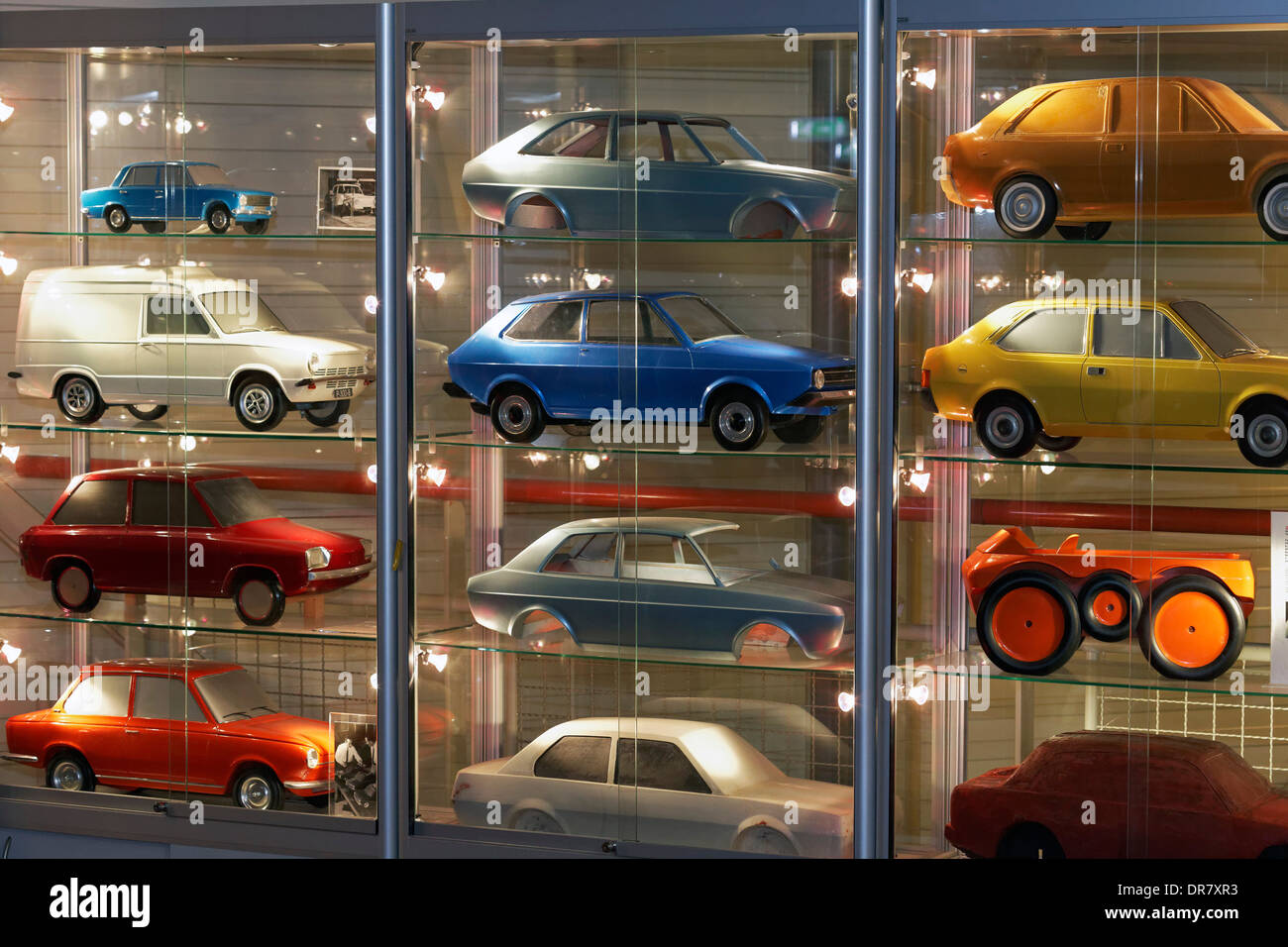 PKW-Modelle der niederländischen Automarke DAF, in einem Schaufenster, DAF-Museum, Eindhoven, Nord-Brabant, Niederlande Stockfoto