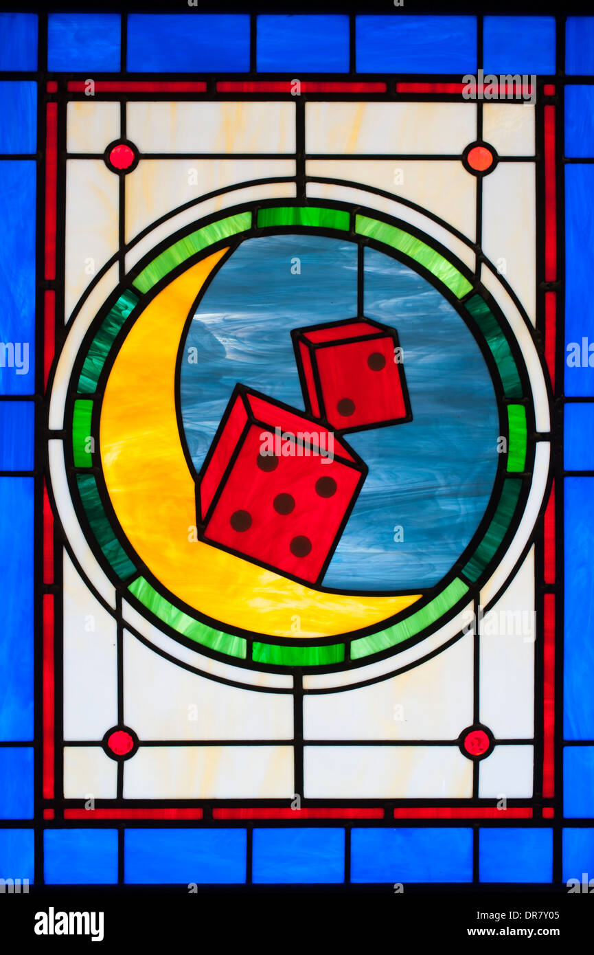USA-Mississippi-Gulfport-Biloxi Glasfenster in einem Casino Würfel und ein Mond Stockfoto