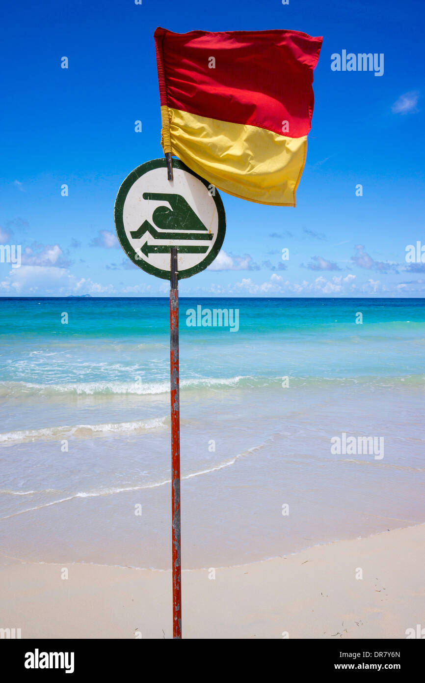 Gefährliche Strand mit einem Flag, das angibt wo Baden und Schwimmen ist möglich, Beau Vallon, Mahe, Seychellen Stockfoto