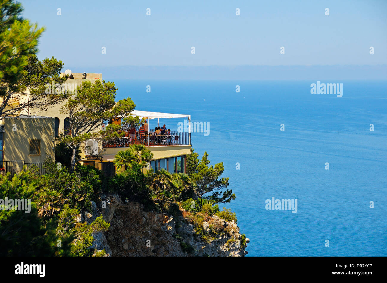 Restaurant mit Panorama-Terrasse, in der Nähe von Banyalbufar, Sierra de Tramuntana, Mallorca, Balearen, Mittelmeer, Spanien Stockfoto