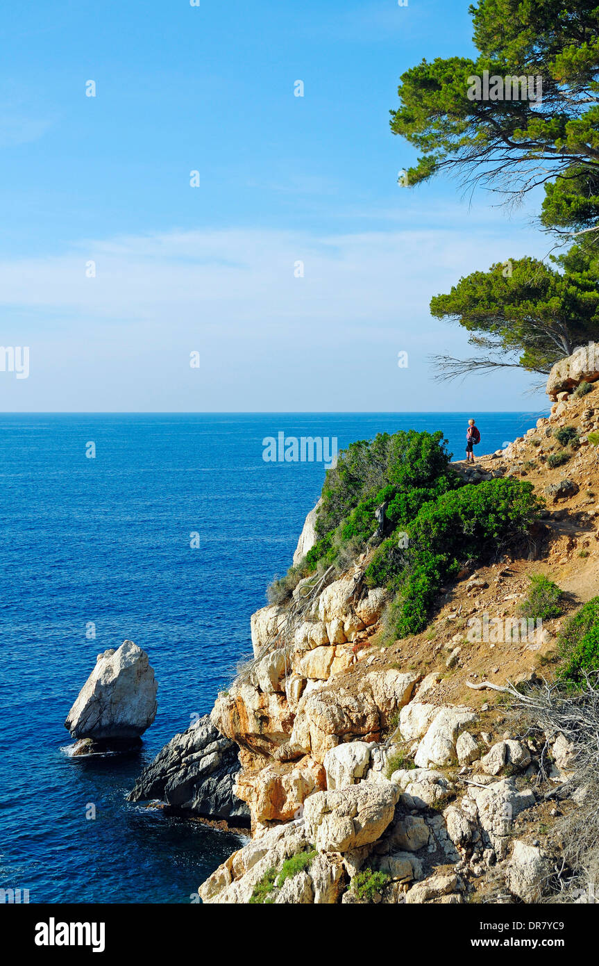 Frau, Wandern auf den Klippen in der Nähe von Deia, Sierra de Tramuntana, Mallorca, Balearen, Mittelmeer, Spanien Stockfoto