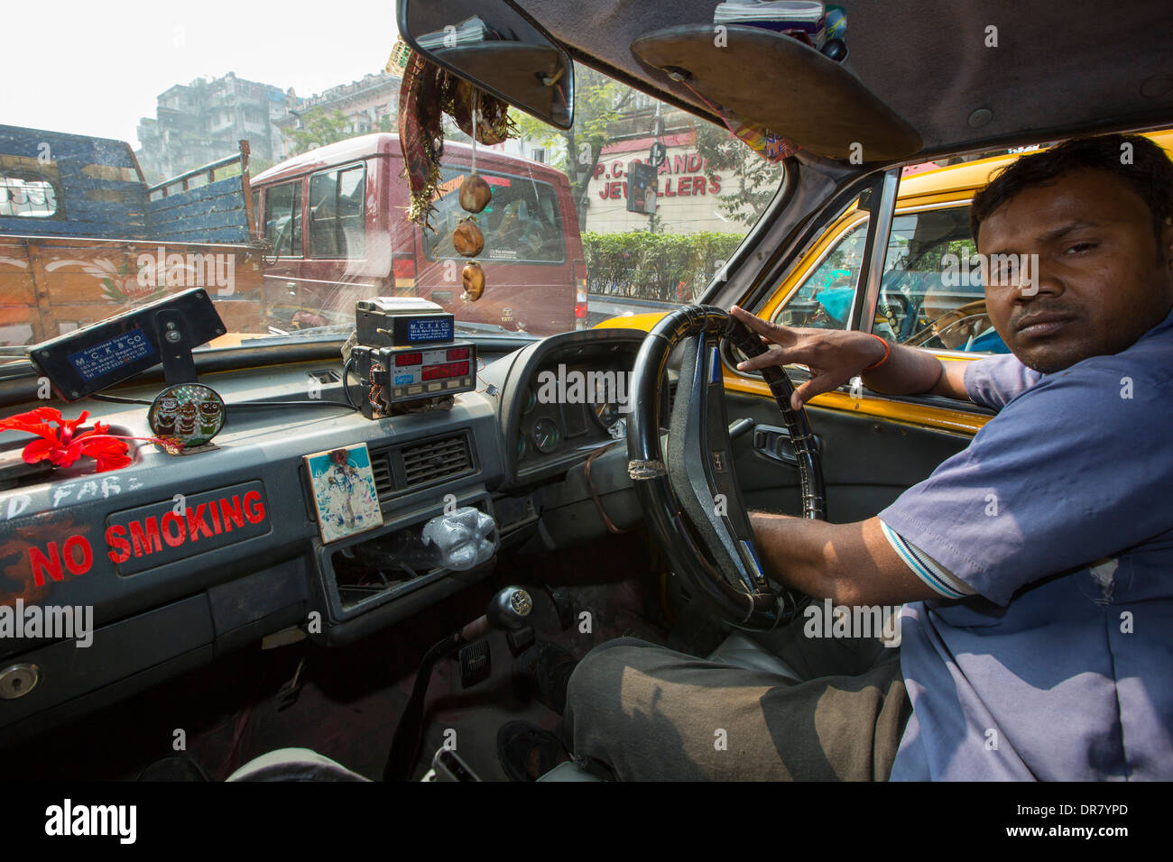 Ein Taxi stecken im Stau in Kalkutta, Indien. Stockfoto