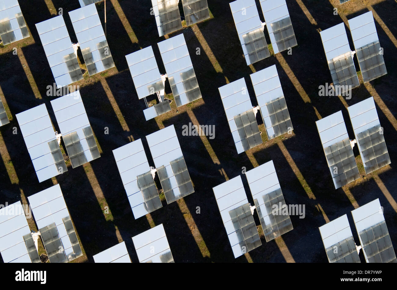 Reihen von Sonnenkollektoren, sogenannte Heliostaten, Erzeugung von Energie in einem Bereich Solarenergie in der Wüste von Tabernas, Provinz Almería Stockfoto