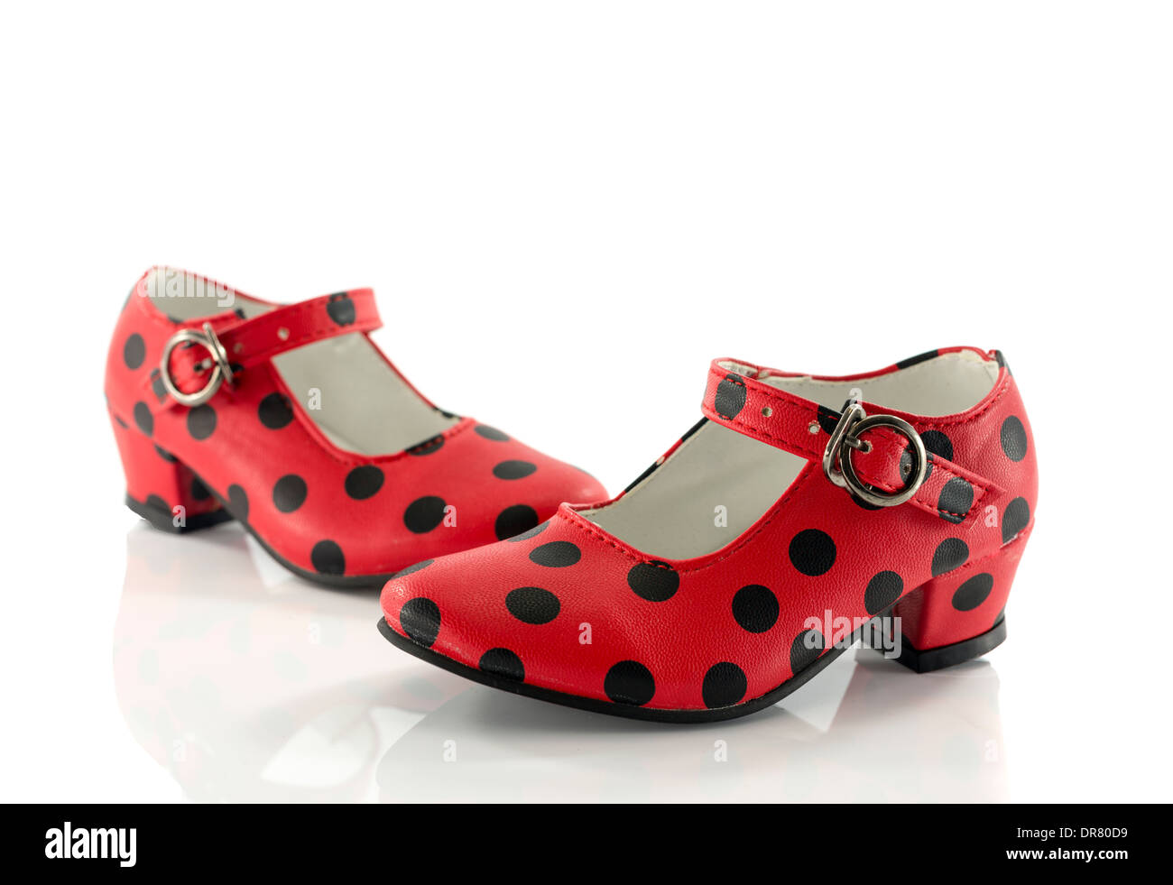 rote Schuhe von hinten mit schwarzen Punkten und weißen Hintergrund Stockfoto