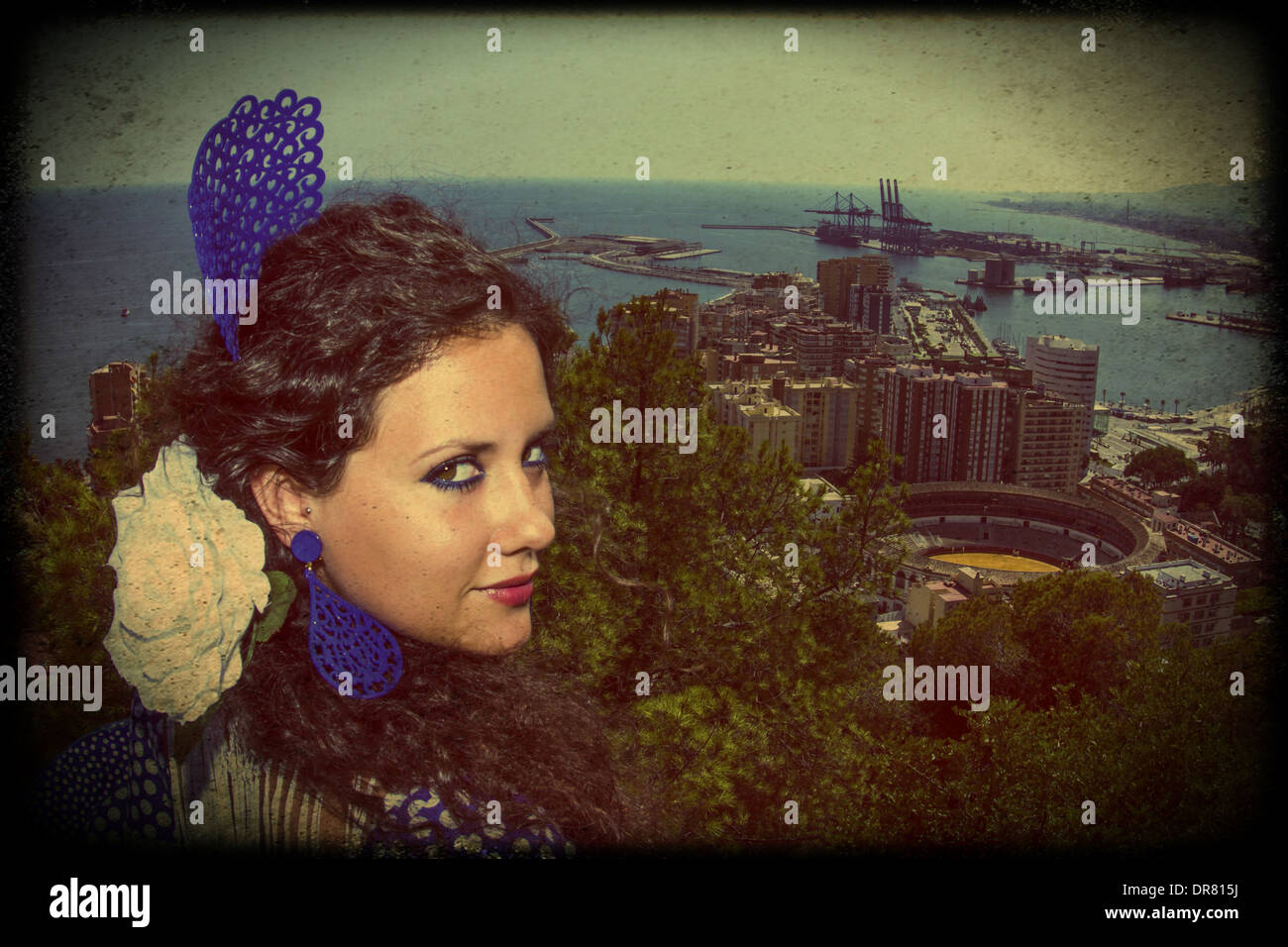 Young-Malaga in typische Flamenco-Kleid gekleidet. Dies wird eng während der Ferien Messe Stockfoto