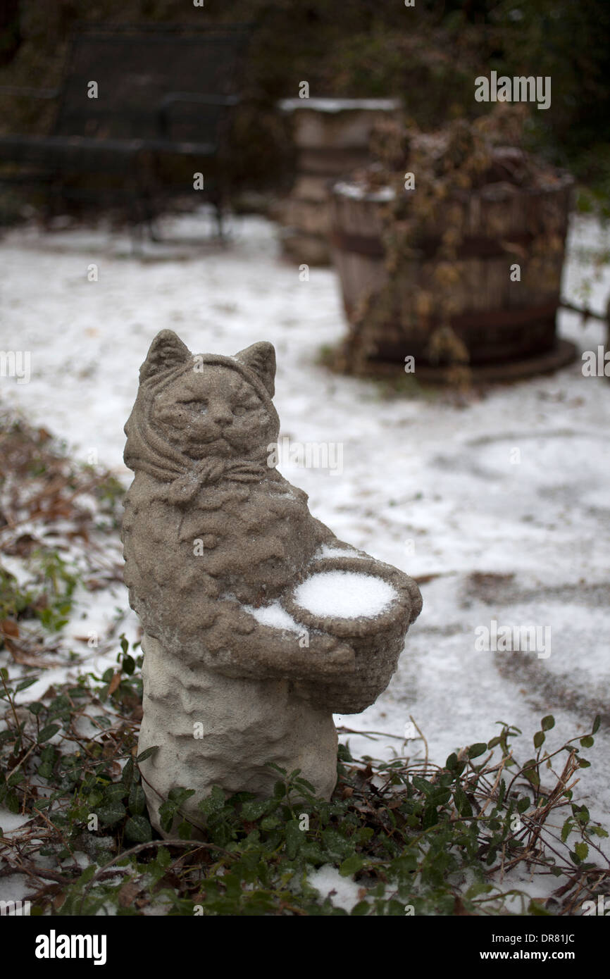 Eine Skulptur einer Katze halten eine Korb voller Eis schmückt einen gefrorenen Garten in Lancaster, Dallas, Texas, Vereinigte Staaten von Amerika Stockfoto