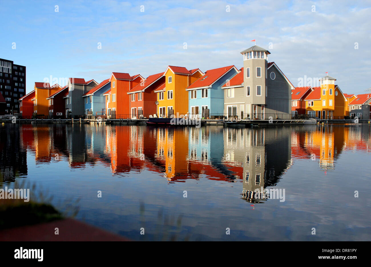 Bunten skandinavischen Stil aus Holz Häuser am Reitdiephaven, Groningen, Niederlande Stockfoto
