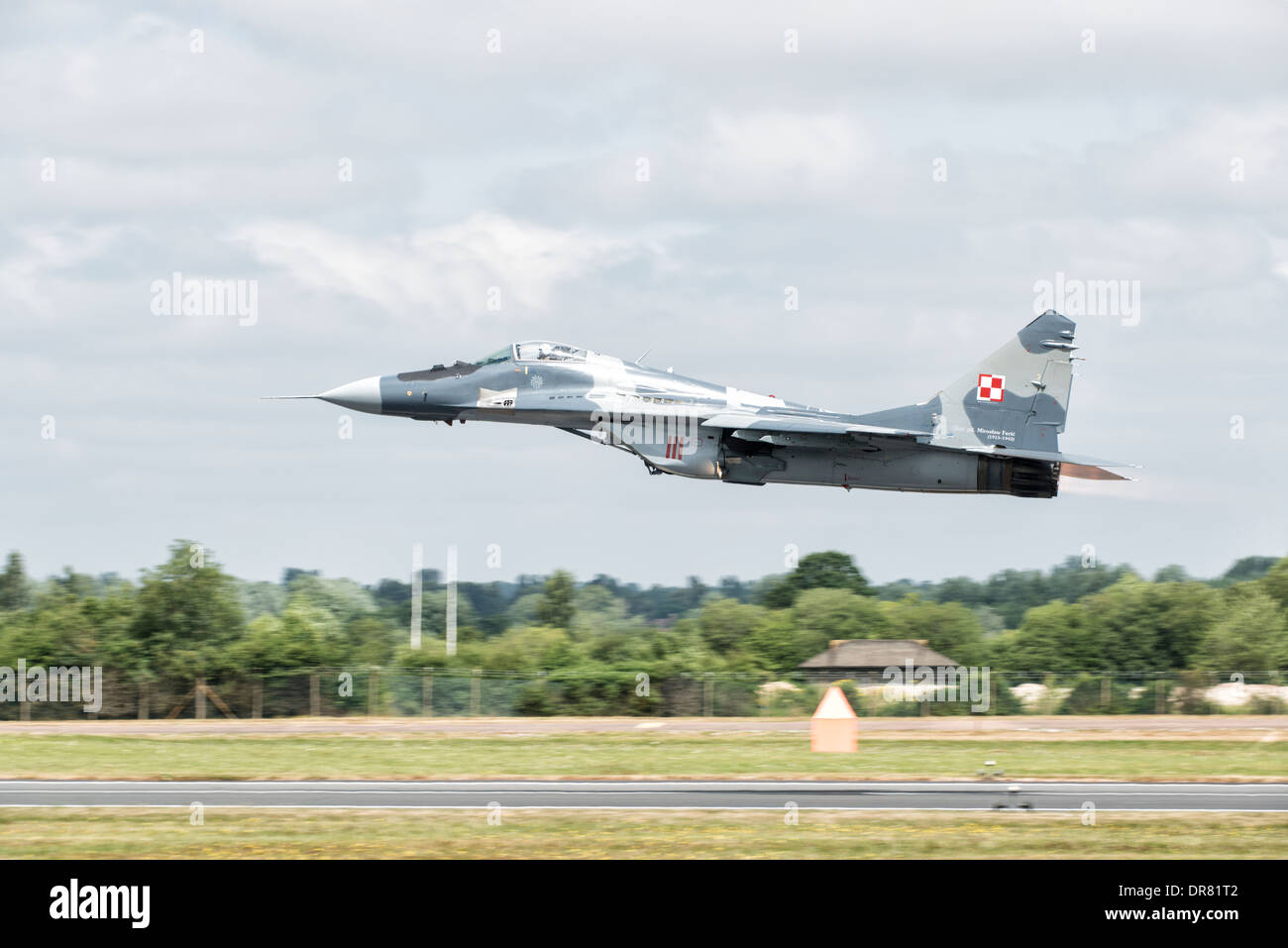 Mikoyan MiG-29 von der polnischen Luftwaffe Air Überlegenheit Kampfjet fliegt niedrig nach dem Start, als er seine Anzeige beim RIAT beginnt Stockfoto