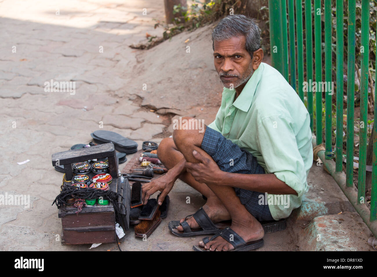 Ein Schuh-Glanz-Mann in Kalkutta, Indien. Stockfoto