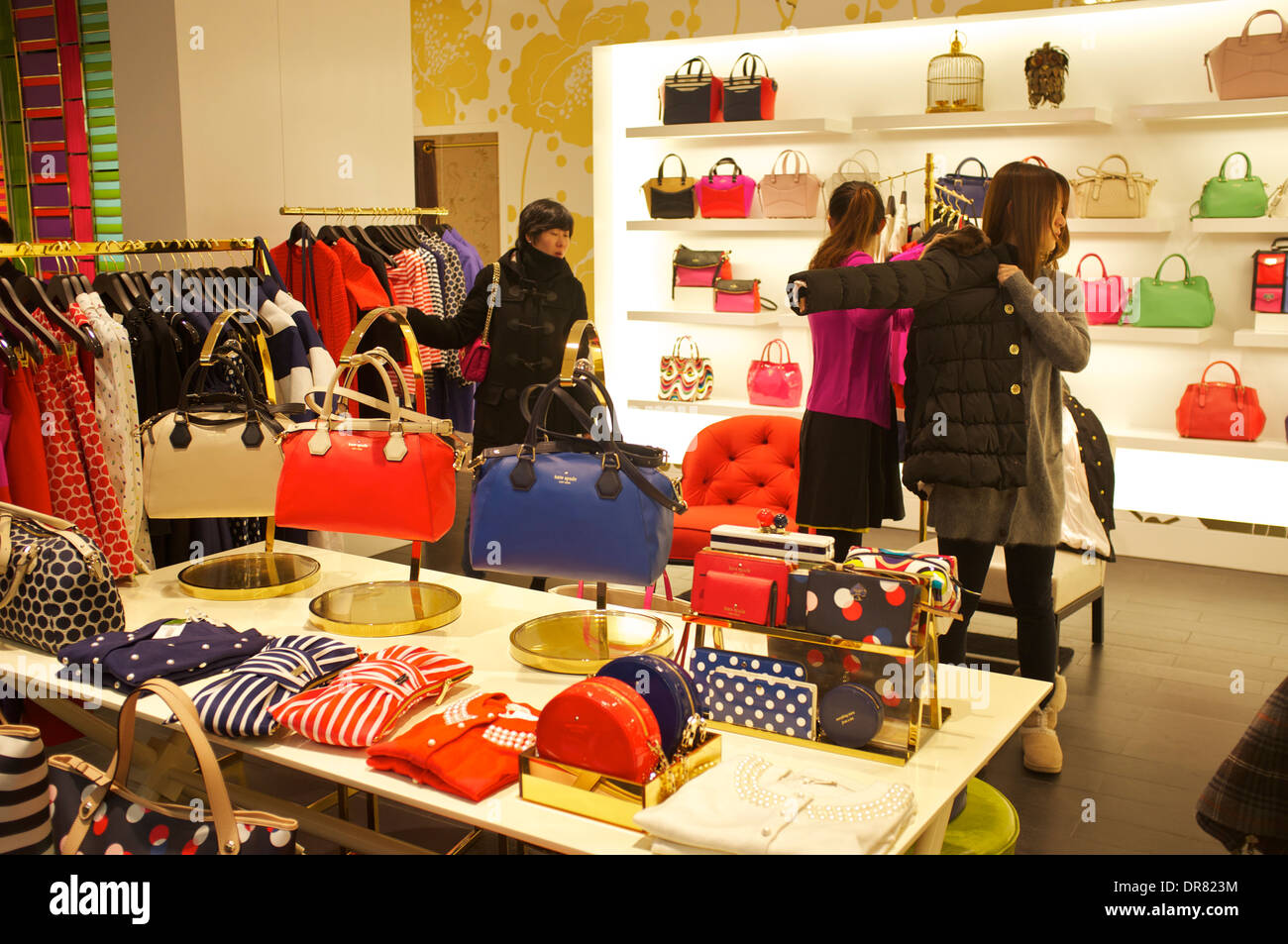 Chinesische Kunden Shop bei einem neu eröffneten Kate Spade speichern in Sanlitun, Peking, China. 11. Januar 2014 Stockfoto