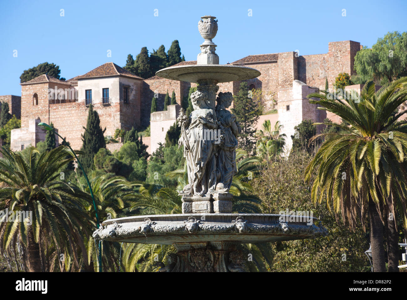 Die drei Grazien-Brunnen, an der Plaza de General Torrijos im Hintergrund installiert ist die Alcazaba, Malaga, Spanien Stockfoto