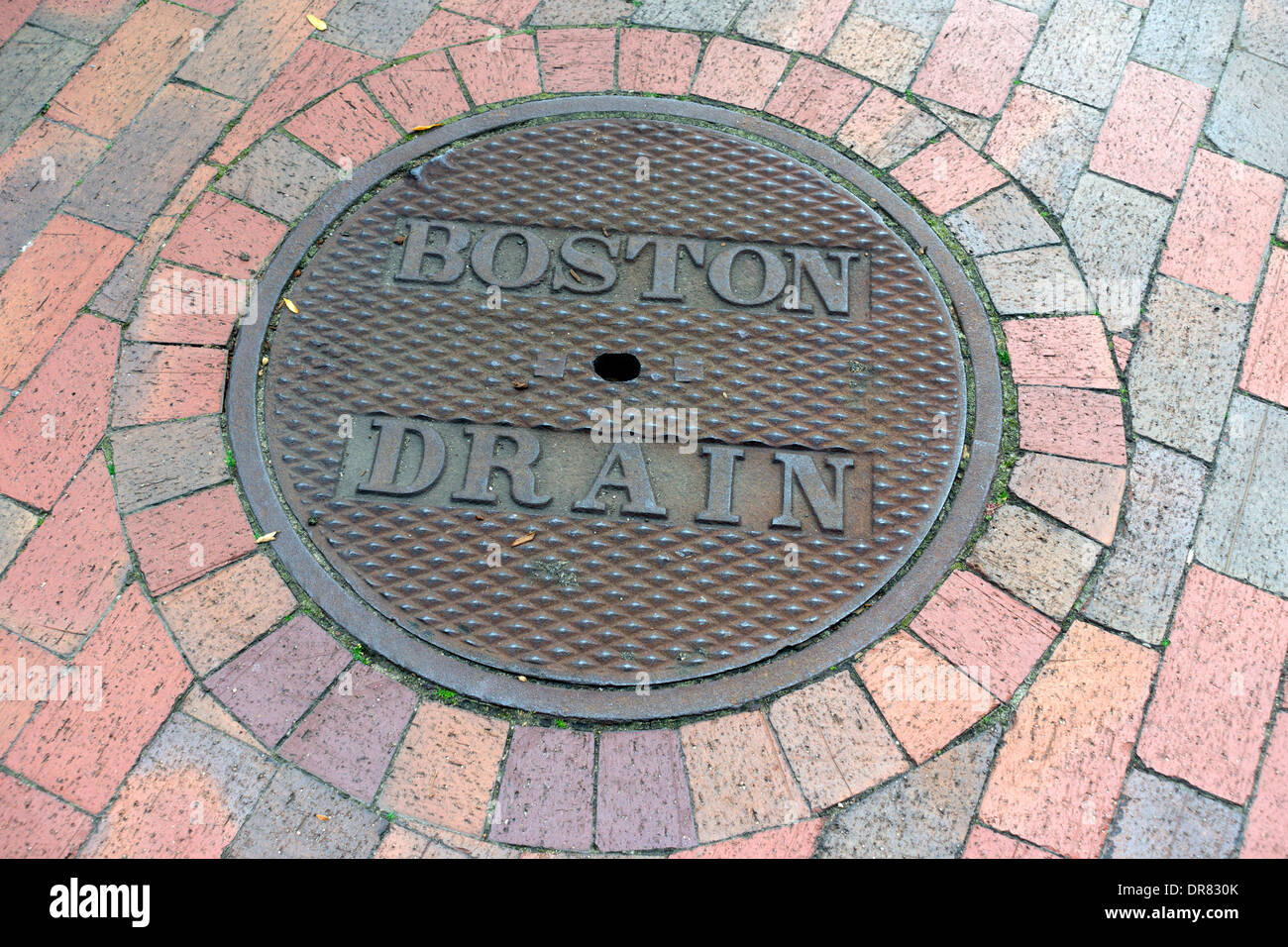 Schachtabdeckung (Boston Drain) in den Straßen von Boston, Massachusetts, USA Stockfoto