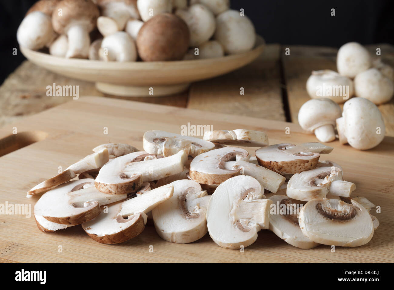 Braune und weiße Champignons Stockfoto