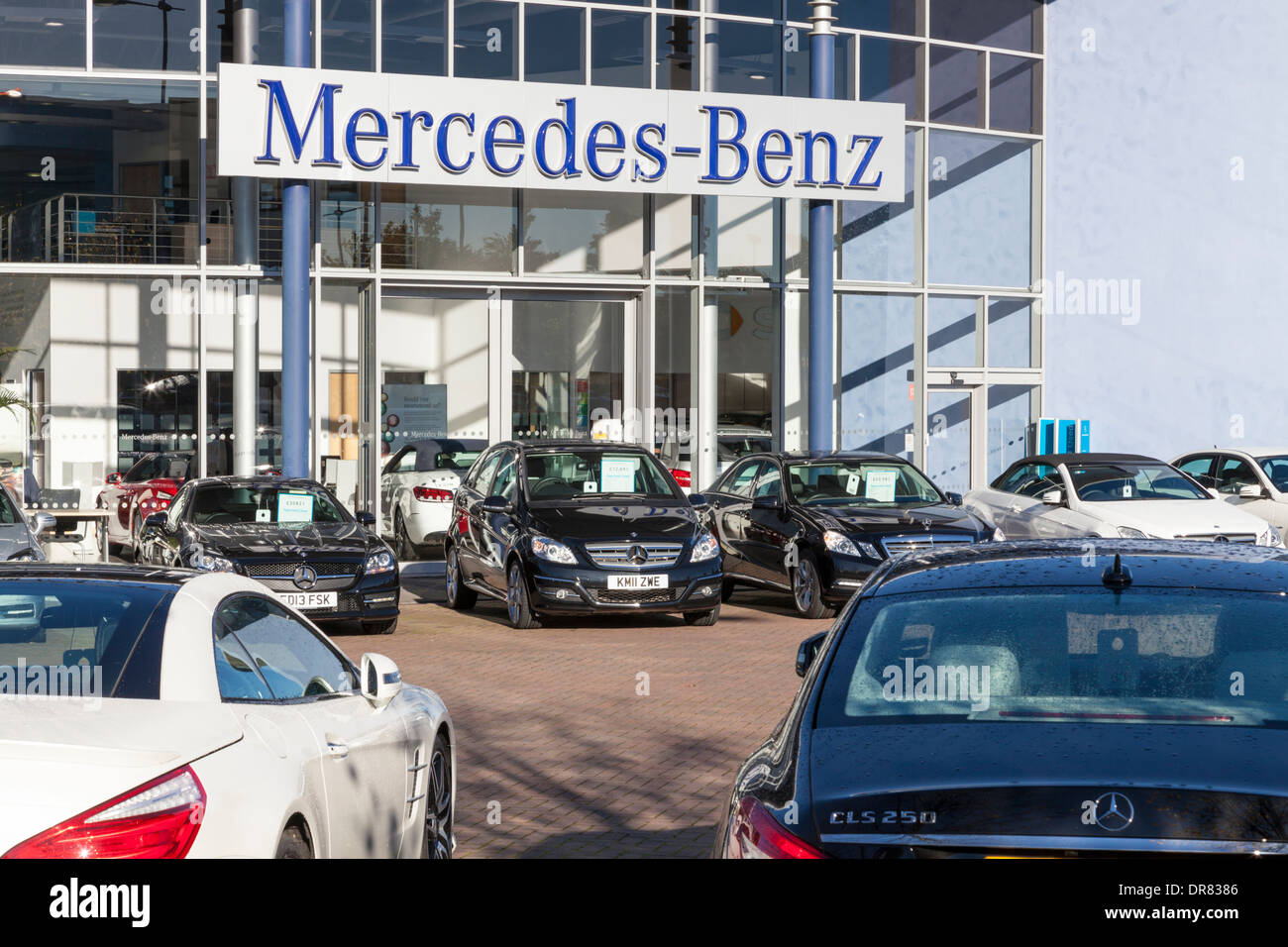Mercedes-Benz Niederlassung. Autohaus und Vorplatz, Nottingham, England, Großbritannien Stockfoto
