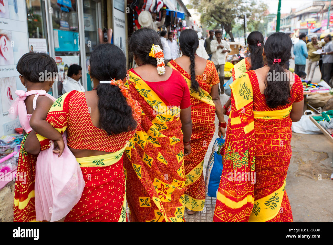 Frau mit bunten Sari auf einem Straßenmarkt in Mysore, Indien. Stockfoto